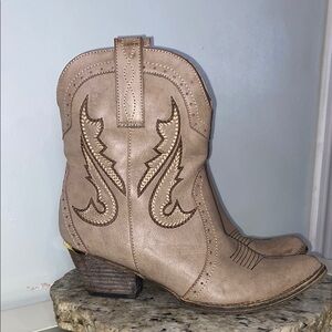Very Volatile | Markie Western Bootie Stacked Heel
Metal Accents Women’s Size 10